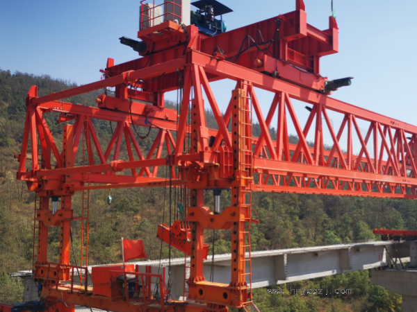 架橋機(jī)試吊中是否有特定的人員培訓(xùn)和技術(shù)認(rèn)證要求？