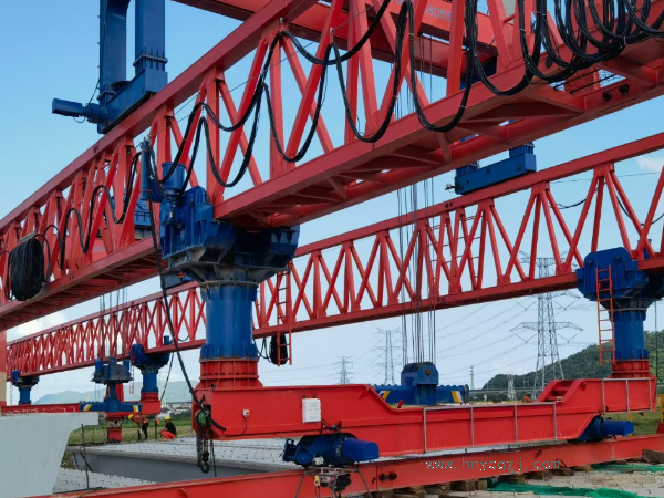 架橋機試吊過程中如何應(yīng)對意外事件或突發(fā)狀況？