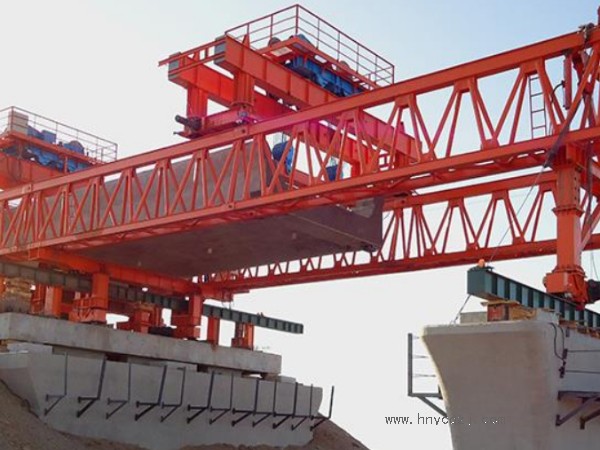 50噸架橋機(jī)施工時，如何進(jìn)行現(xiàn)場**防護(hù)？