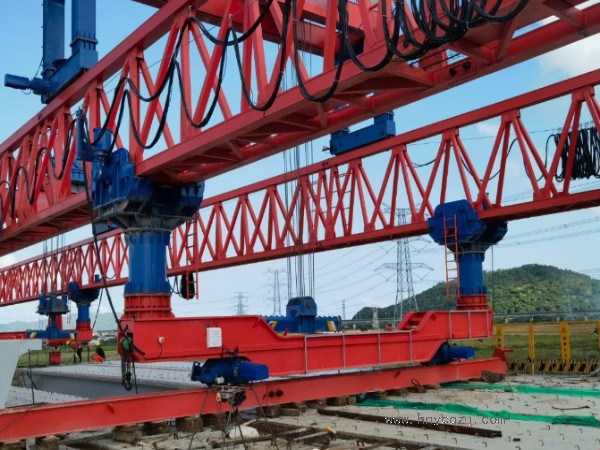 50噸架橋機(jī)施工過程中，如何進(jìn)行設(shè)備維護(hù)和保養(yǎng)？